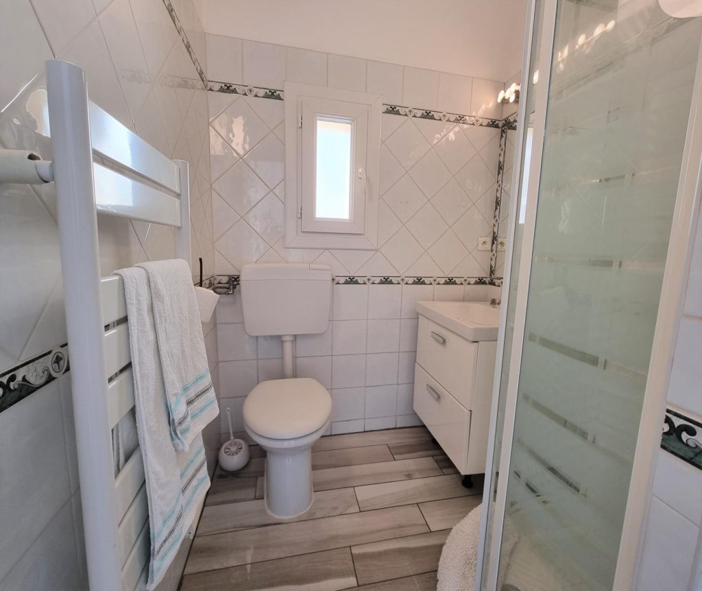 Modern bathroom with a shower cubicle