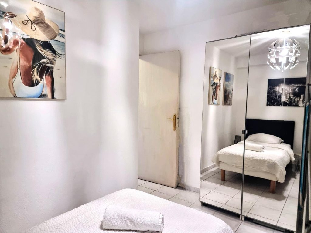 Mirrored wardrobe in the bedroom