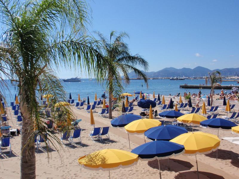 The apartment is located within 2 mins walk to Cannes sandy beaches
