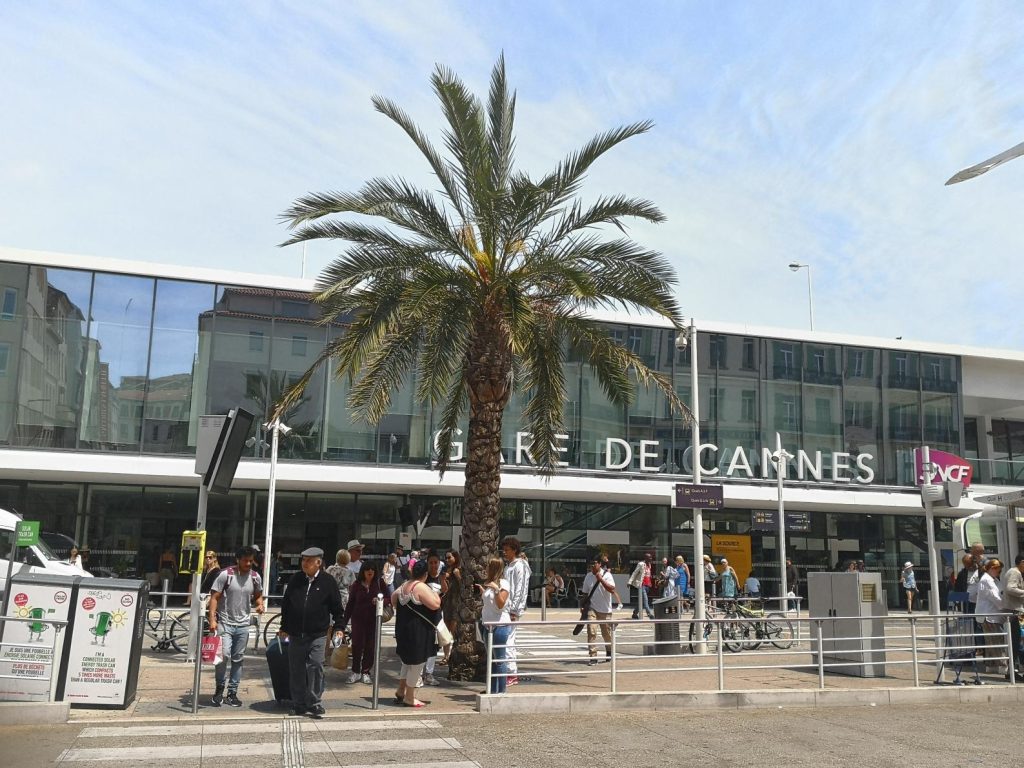 The apartment is located within 3 mins walk to Cannes train station