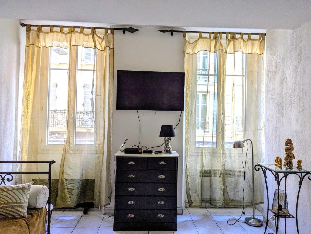 Lounge with SMART Samsung TV