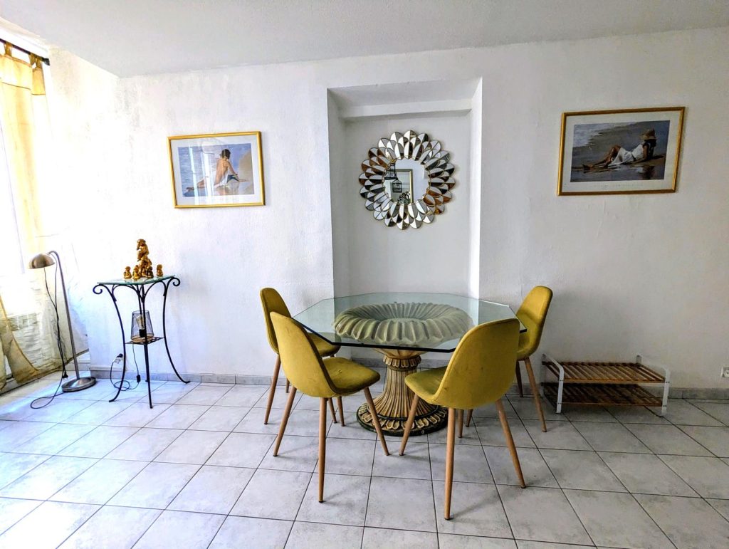 Dining table in the lounge