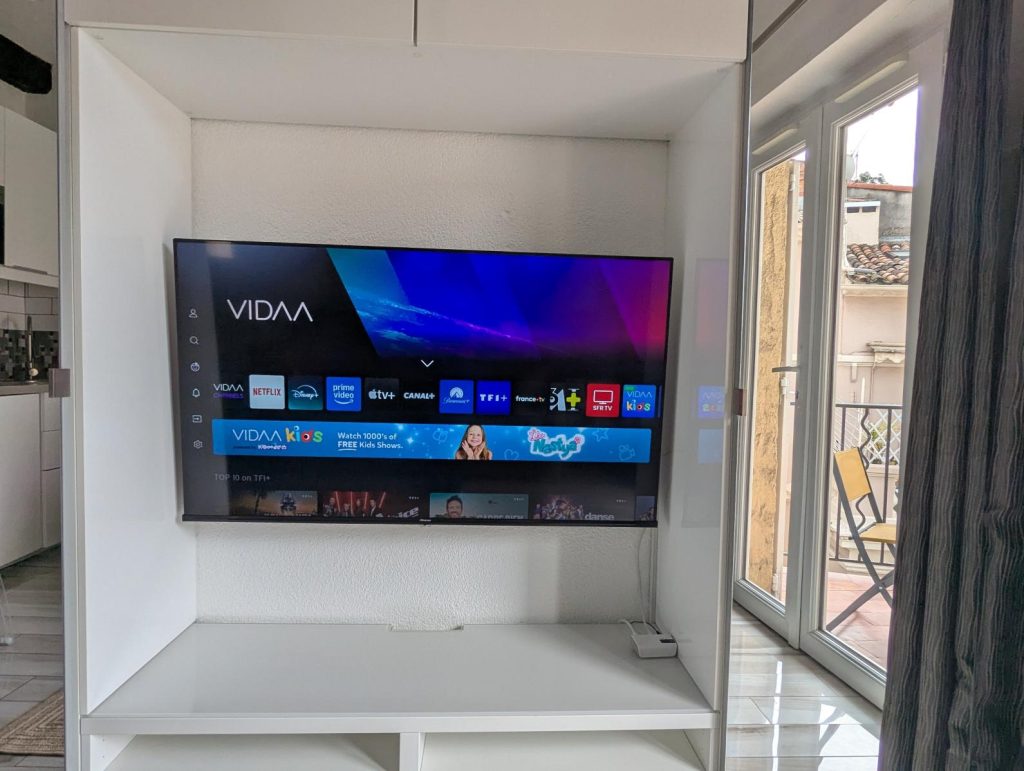 50" SMART TV, very good quality picture