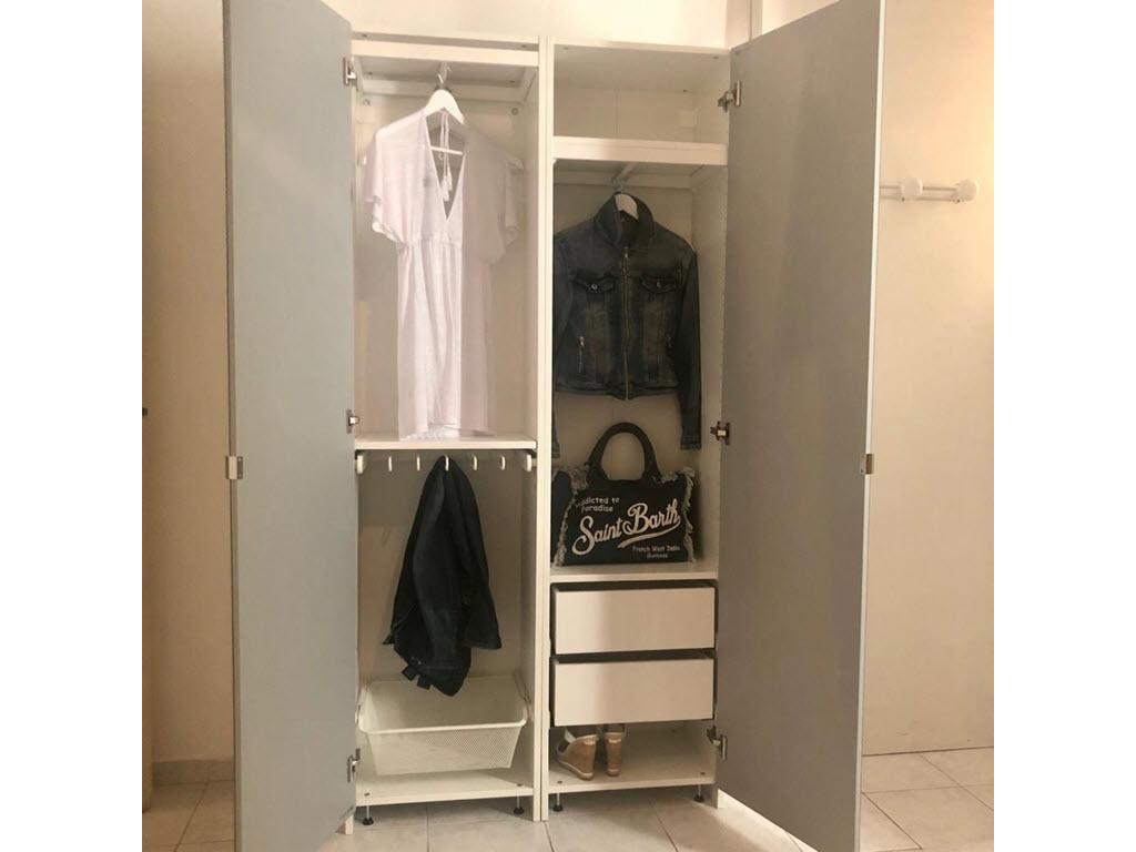 Mirrored wardrobe in the bedroom
