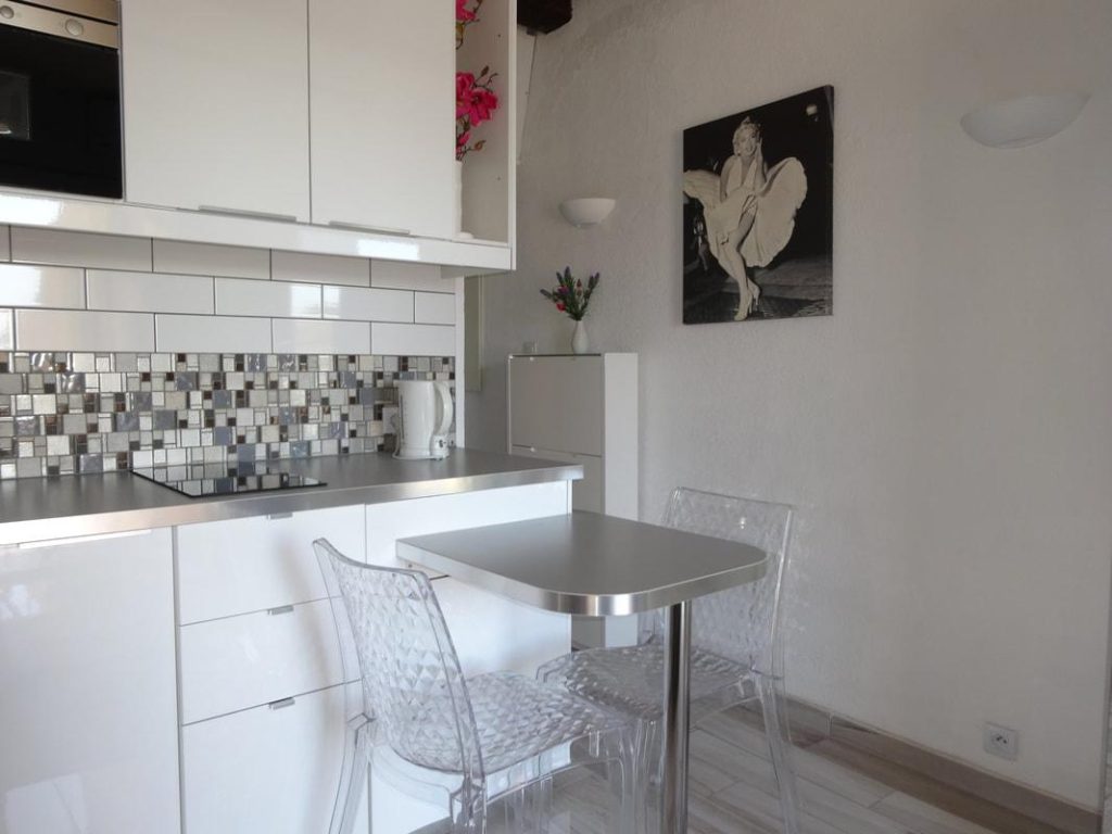 Breakfast bar which is also perfect for working from home